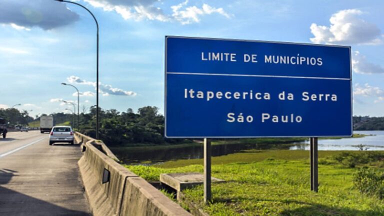 Vista urbana de Itapecerica da Serra durante divulgação do concurso 2026